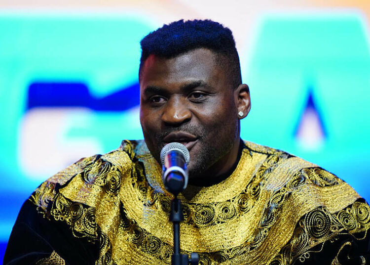 MMA : Ngannou fait son come-back dans l’octogone pour « rendre hommage » à son fils décédé