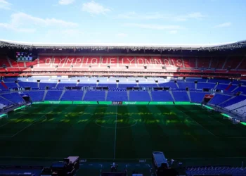 « Ici, c’est la France » : l’OL sanctionne lourdement deux supporters après le vol d’un drapeau algérien