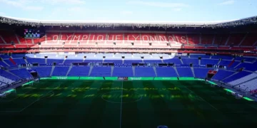 « Ici, c’est la France » : l’OL sanctionne lourdement deux supporters après le vol d’un drapeau algérien