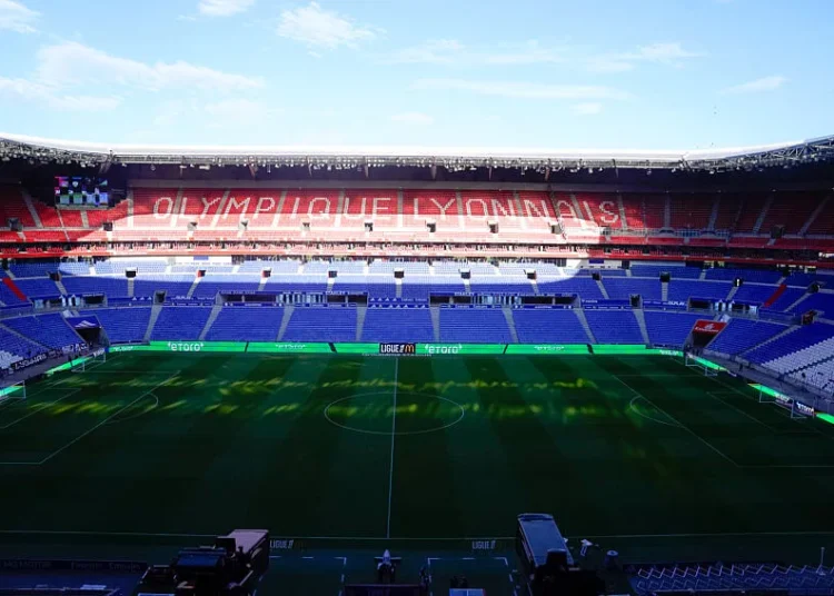 « Ici, c’est la France » : l’OL sanctionne lourdement deux supporters après le vol d’un drapeau algérien