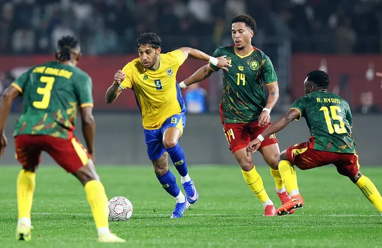 Pierre-Emerick Aubameyang avec le Gabon contre le Cameroun