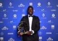 Dame Gueye et le Mans FC sur le toit de la Ligue 2 avec le trophée Just Fontaine