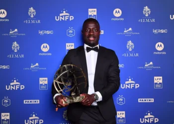 Dame Gueye et le Mans FC sur le toit de la Ligue 2 avec le trophée Just Fontaine
